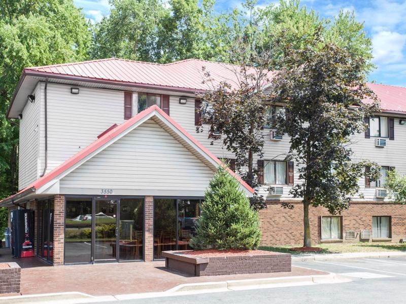 Motel Super 8 By Wyndham Waldorf Exterior foto