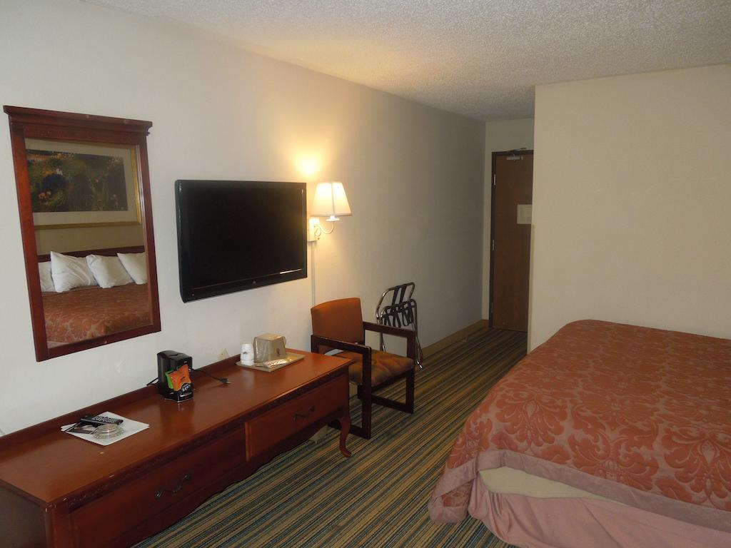 Motel Super 8 By Wyndham Waldorf Exterior foto